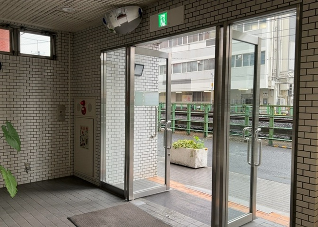 【エントランス】 | パレ・ドール西八王子 | マンションのエントランスには、もともと風よけや防犯の役割がありますが、マンションによって宅配ボックスなどの設備が備わっている所もあります。日々の生活をイメージしながら生活しやすさをチェックしましょう。