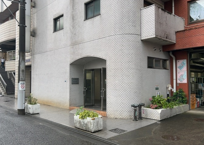 【庭】 | パレ・ドール西八王子 | 物件によっては、入居者が個人的に使用できる専用庭がついているものもあります。また、住宅の中にある土間の部分を庭と呼ぶこともあります。庭の用途は住む人によって変わり、それによってデザインもさまざまです。