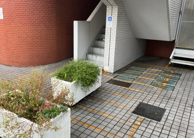【中庭】 | パレ・ドール西八王子 | 中庭（パティオ）とは、一つの建築物の内部に設けられた、壁などで囲われている庭のことを指します。コの字型、ロの字型が主流ですが、L字型の中庭もあります。最近では、インテリア性の高さからも人気があります。