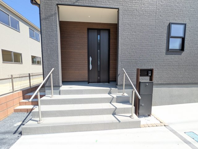 第1　土浦市木田余東台　新築戸建て　2号棟の玄関|お洒落な玄関ドアと洗練された外壁デザイン。家の顔にふさわしい上質な佇まいで、ご家族やお客様を迎えます。