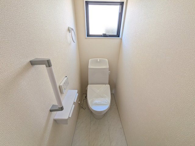 第1　土浦市木田余東台　新築戸建て　2号棟のトイレ|窓付きで明るく白を基調とした清潔感のあるトイレは温水洗浄便座付きです♪
