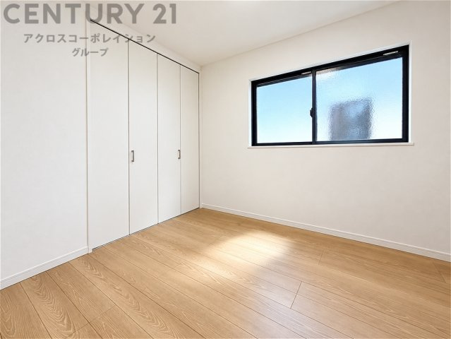 明るい色合いのフローリングとクロスを使用した洋室は家具やインテリアとも調和しやすく空間が広く感じられ開放感を生み出します。自然光を効果的に反射し、室内を明るく保つため、日中の照明使用を抑えられます。