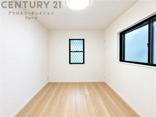 子供部屋…創造性や成長を促す遊びの空間を提供。学習や趣味に集中できる環境を整えます。個別のプライベートスペースは自己表現と自立心を育み、心地よい睡眠環境を整えリラックスできる場所を提供。