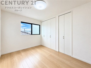 寝室…リラックスできるプライベート空間で、快適な睡眠をサポート。個人の好みに合わせたインテリアや寝具で心地良さを追求。プライベートな時間を過ごし、リフレッシュする場所におすすめです。