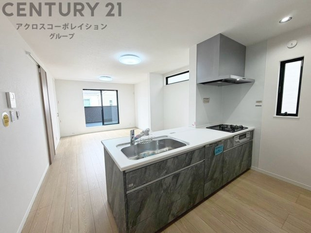 キッチン前のダイニングスペース　カウンターキッチンから料理の受け渡し等に便利です。ダイニングセットを置いても十分な広さを確保。