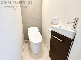温水洗浄便座付トイレは温水洗浄機能により、暖かい水でおしりを洗浄することができ、冷たい水を使う従来の便座に比べ、温水洗浄機能で暖かいトイレを提供し、快適な使用を可能にします。