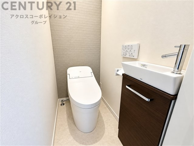 温水洗浄便座付トイレは温水洗浄機能により、暖かい水でおしりを洗浄することができ、冷たい水を使う従来の便座に比べ、温水洗浄機能で暖かいトイレを提供し、快適な使用を可能にします。