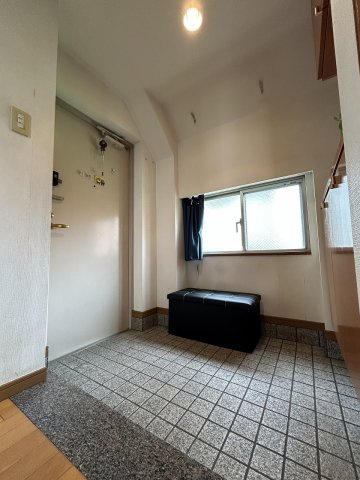 ユニテ藤が丘ウエストテラスの玄関|マンションには珍しい窓付きのワイドな玄関です。朝の忙しい時間も玄関で渋滞せずに出発できます。