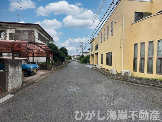 茅ヶ崎市萩園　新築戸建　全2棟の前面道路含む現地写真|7月17日撮影　建築中　現地外観