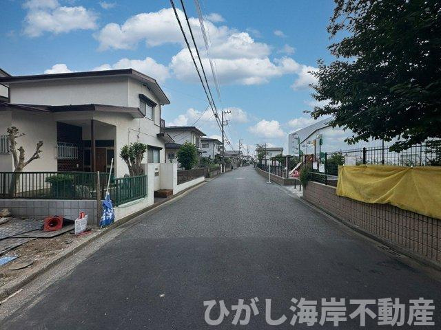 茅ヶ崎市萩園　新築戸建　全2棟の前面道路含む現地写真|7月17日撮影　建築中　現地外観
