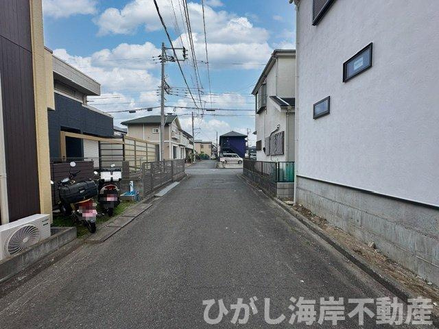 茅ヶ崎市萩園　新築戸建　全2棟の前面道路含む現地写真|7月17日撮影　建築中　現地外観