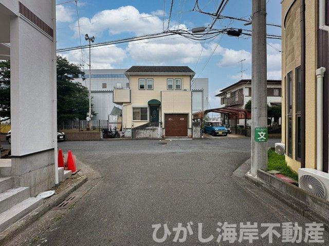 茅ヶ崎市萩園　新築戸建　全2棟の前面道路含む現地写真|7月17日撮影　建築中　現地外観