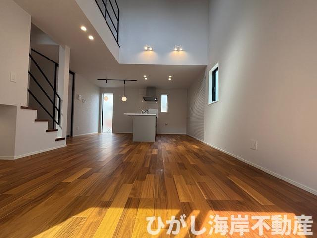 藤沢市辻堂６丁目　新築戸建　全3棟の居間・リビング|16帖　吹抜付LDK
