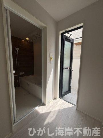 藤沢市辻堂６丁目　新築戸建　全3棟の脱衣所|外からすぐに浴室への動線