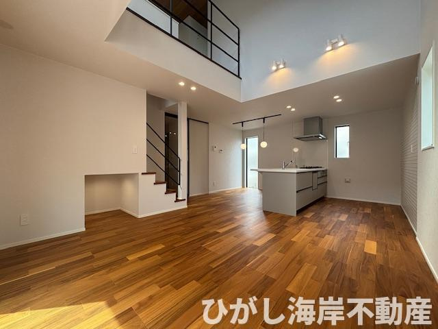 藤沢市辻堂６丁目　新築戸建　全3棟の居間・リビング|16帖　吹抜付LDK
