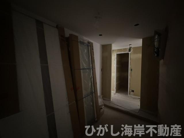 グランドメゾン鎌倉由比ガ浜の脱衣所|5月17日撮影　新規リフォーム中　脱衣スペース