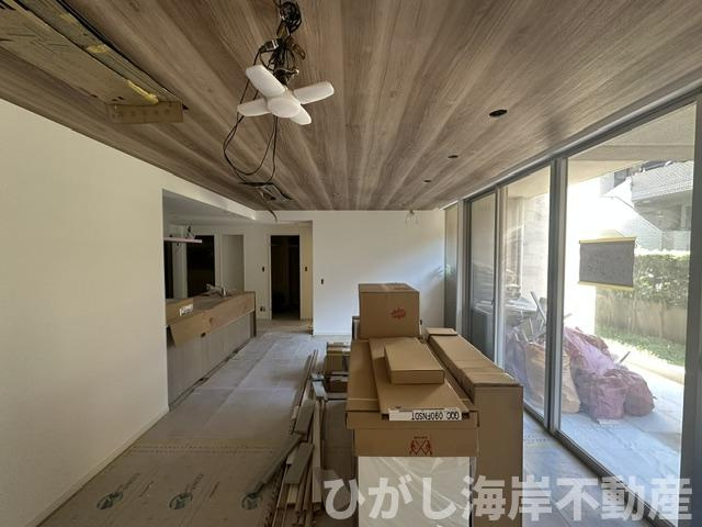 グランドメゾン鎌倉由比ガ浜の居間・リビング|5月17日撮影　新規リフォーム中　19.9帖　LDK