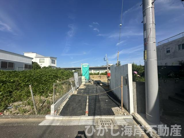 鎌倉市腰越１丁目　新築戸建の前面道路含む現地写真|6月6日撮影　建築中　現地外観
