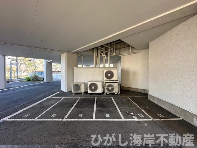 片瀬東映マンションの駐車場|敷地内バイク置場