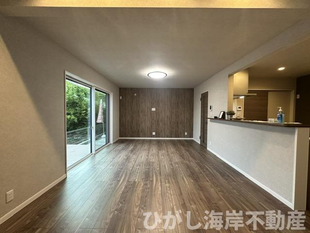 大磯町生沢　中古戸建の居間・リビング|18.5帖　吹抜付LDK