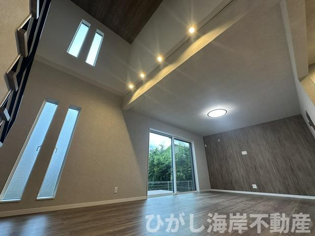 大磯町生沢　中古戸建の居間・リビング|18.5帖　吹抜付LDK