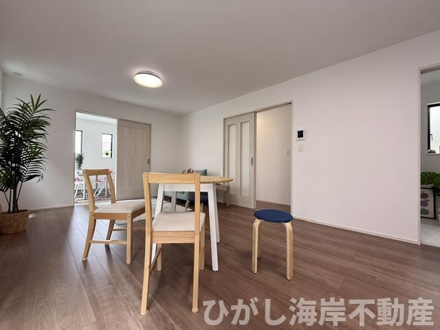 茅ケ崎市堤　新築戸建　全２棟の居間・リビング|17帖　LDK