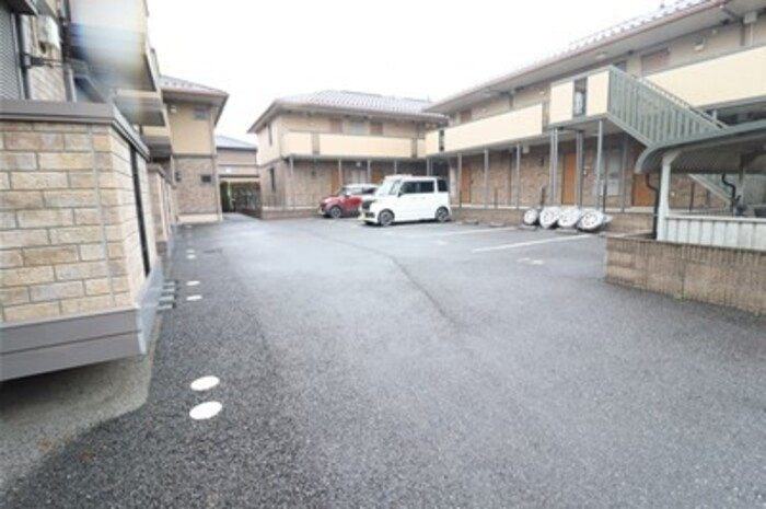 クロスクローバーⅢの駐車場