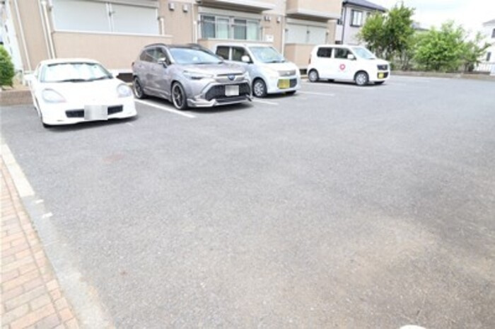 ガーデンヒルズの駐車場