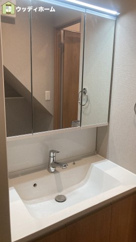 川口市赤山　中古一戸建ての独立洗面台
