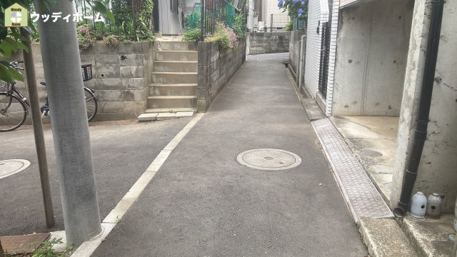 川口市赤山　中古一戸建ての前面道路含む現地写真