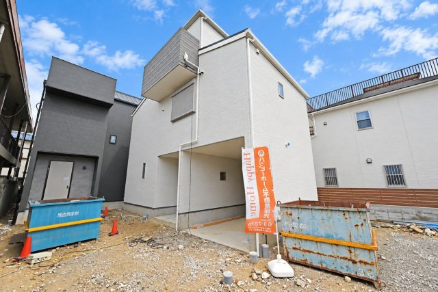 尼崎市大庄中通1丁目建築条件付き土地の外観|奥では成約済みのC号地、手前にはA・B号地が並ぶ全3区画。B号地は建物が完成に近づき、外観も分かりやすくなりました。A号地は建築条件付き土地として販売中。ぜひ現地で2つの住まい方をご検討いただけます。