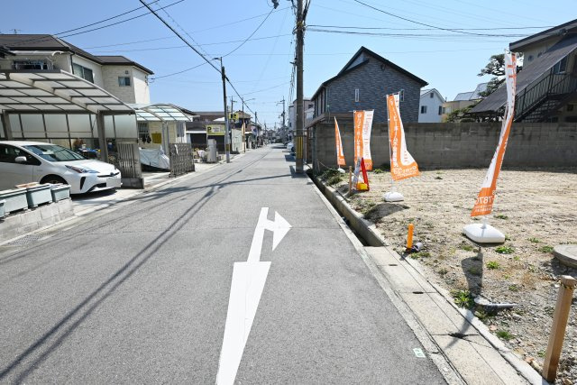 尼崎市大庄中通1丁目建築条件付き土地の前面道路含む現地写真|前面道路公道　幅員約6ｍ
道路幅に余裕があるので駐車もスムーズです。