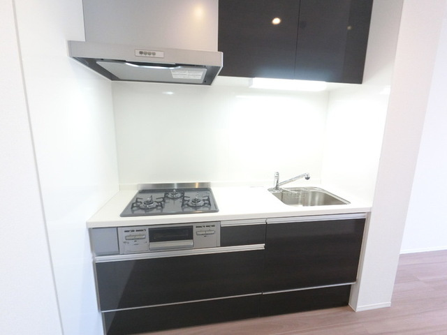 D-ROOM紅雲町Cのキッチン|３口コンロ付きシステムキッチンです。