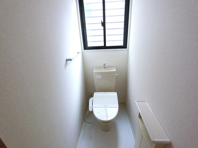 飯塚町谷一貸家住宅のトイレ|温水洗浄便座付きトイレです。