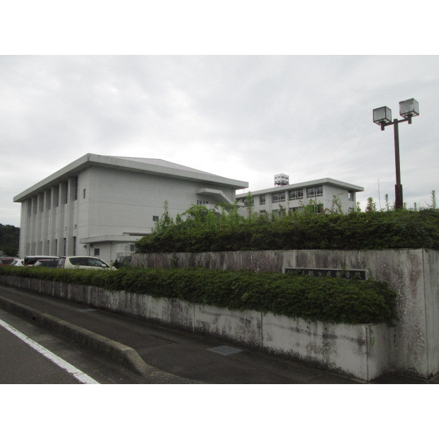 関市向山町２丁目の駐車場の周辺