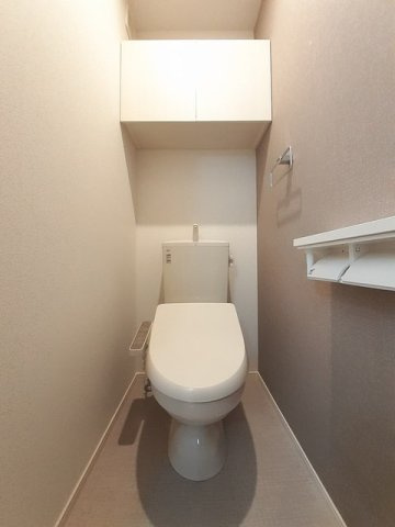 ベルファジャーノのトイレ|落ち着いた色調のトイレです