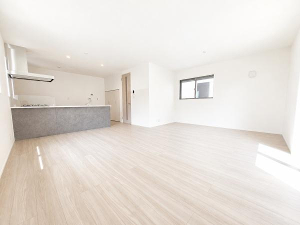 大和市下鶴間の新築一戸建の居間・リビング|自慢したくなるリビング！
形も良く家具の配置にも困りません。