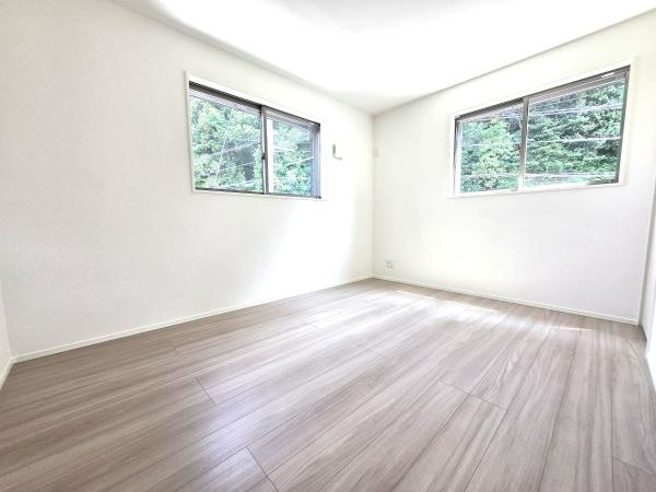 大和市下鶴間の新築一戸建の洋室|二面採光の明るく、落ち着きのある洋室！
休日はこちらでおくつろぎ下さい♪