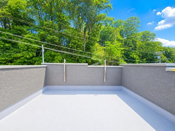 大和市下鶴間の新築一戸建のバルコニー|広さも十分のルーフバルコニー！！
陽当り・通風良好で洗濯物も良く乾きます。
※犬、芝生はＣＧでの参考レイアウトです。