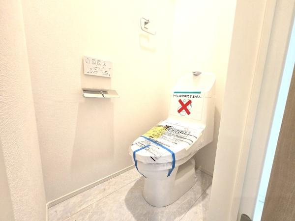 大和市下鶴間の新築一戸建のトイレ|清潔感のある内装のすっきりとしたデザインのトイレです。
水周りが綺麗だと安心ですね。

