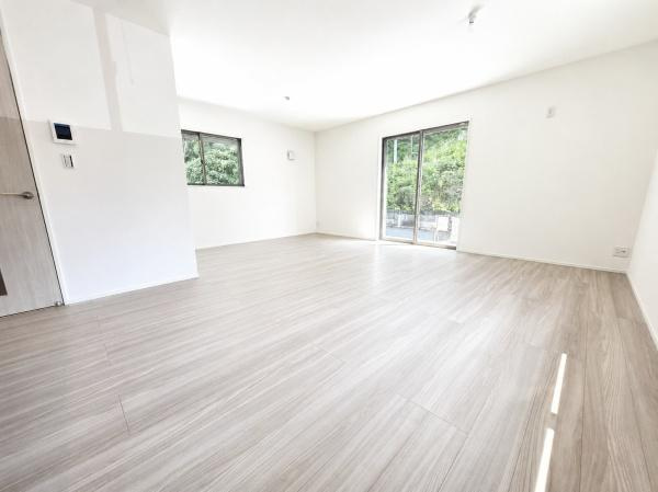 大和市下鶴間の新築一戸建の居間・リビング|家族が自然と集まるリビングは
落ち着きのある空間です♪