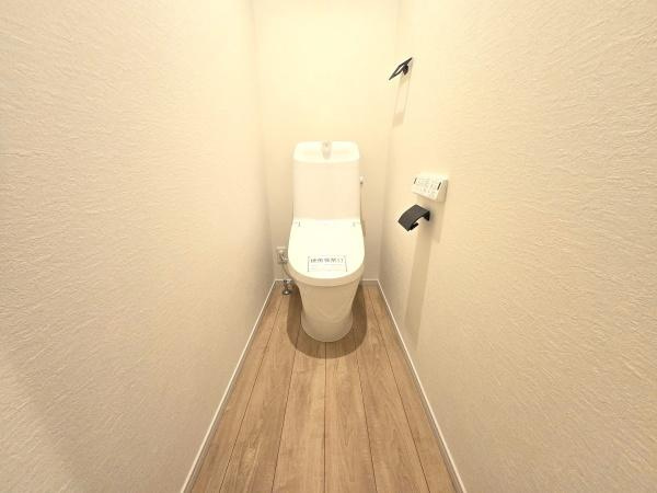 川崎市川崎区鋼管通３丁目の新築一戸建のトイレ|清潔感のある内装のすっきりとしたデザインのトイレです。
水周りが綺麗だと安心ですね。
