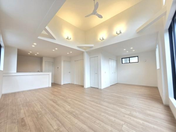 川崎市川崎区鋼管通３丁目の新築一戸建の居間・リビング|吹抜けのある明るいリビングです♪