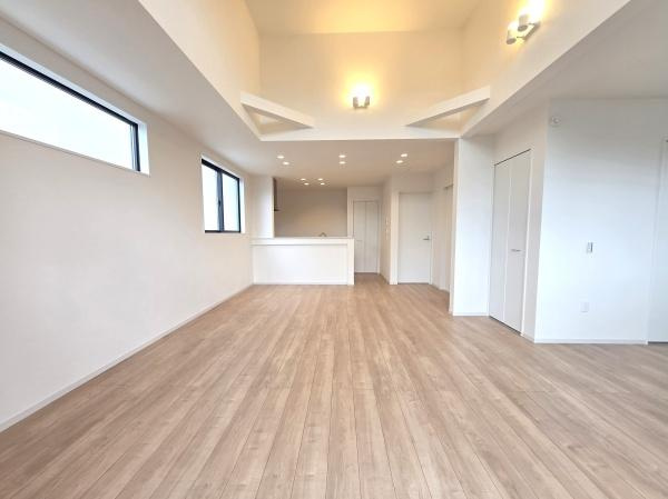 川崎市川崎区鋼管通３丁目の新築一戸建の居間・リビング|自慢したくなるリビング！
形も良く家具の配置にも困りません。