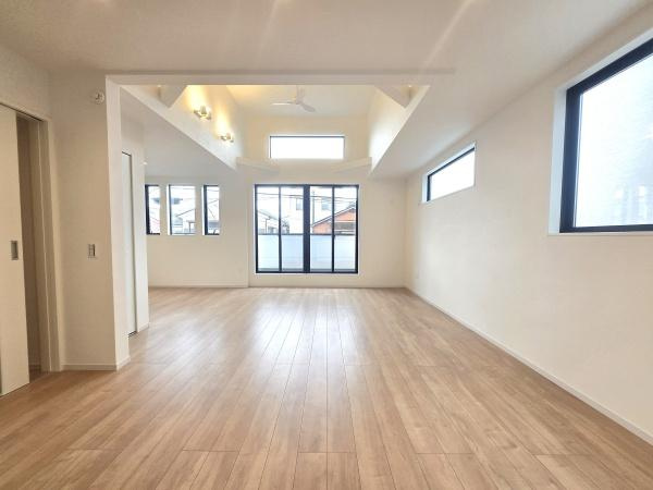 川崎市川崎区鋼管通３丁目の新築一戸建の居間・リビング|家族が自然と集まるリビングは
落ち着きのある空間です♪
