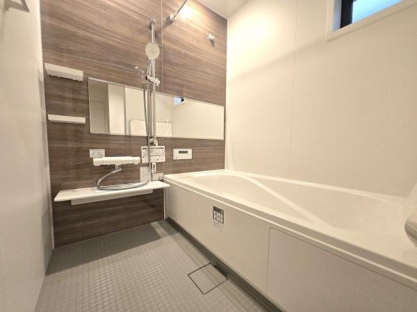 川崎市川崎区鋼管通３丁目の新築一戸建の浴室|広々としたバスルームで一日の疲れをいやして下さい！
もちろん、浴室乾燥機付きです！