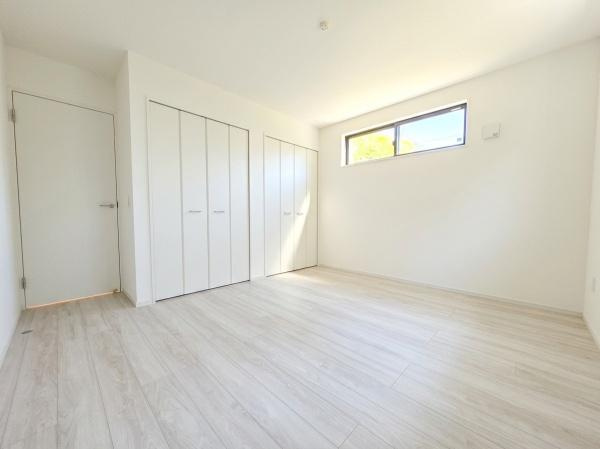 川崎市川崎区鋼管通３丁目の新築一戸建の洋室|広さも十分で窓からの光が嬉しい洋室です。