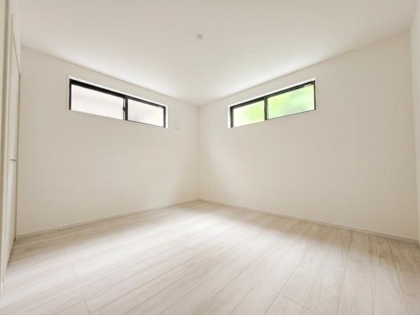 川崎市川崎区鋼管通３丁目の新築一戸建の洋室|二面採光の明るく、落ち着きのある洋室！
休日はこちらでおくつろぎ下さい♪