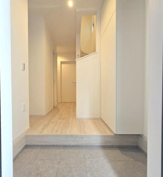 川崎市川崎区鋼管通３丁目の新築一戸建の玄関|収納豊富な玄関です。
この明るい玄関が気持ちよく家族を迎え入れます♪
