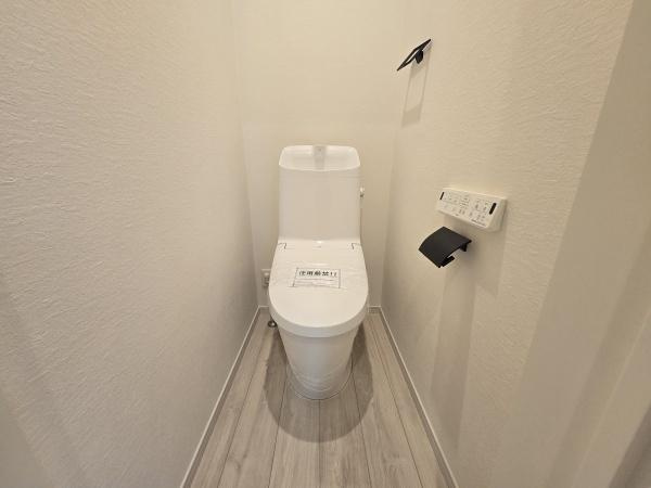 川崎市川崎区鋼管通３丁目の新築一戸建のトイレ|清潔感のある内装のすっきりとしたデザインのトイレです。
水周りが綺麗だと安心ですね。
